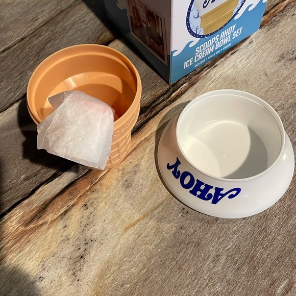 STRANGER THINGS  Netflix SCOOPS AHOY  ICE CREAM PARLOR  Bowls and Spoons Set - Picture 4 of 5